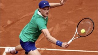 Jannik Sinner bezwingt Novak Djokovic im Roland-Garros-Halbfinale 2025 mit 6:4, 7:5, 7:6 und trifft nun im Tennis-Finale auf Carlos Alcaraz.