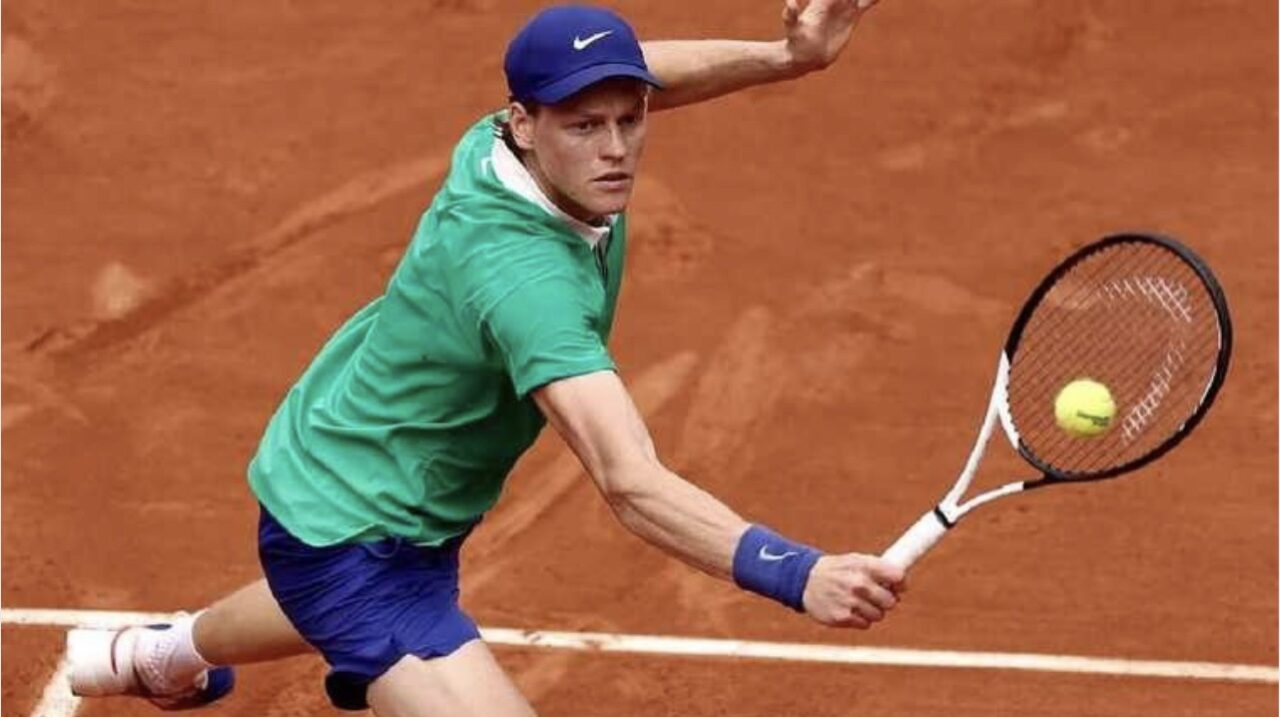 Jannik Sinner bezwingt Novak Djokovic im Roland-Garros-Halbfinale 2025 mit 6:4, 7:5, 7:6 und trifft nun im Tennis-Finale auf Carlos Alcaraz.
