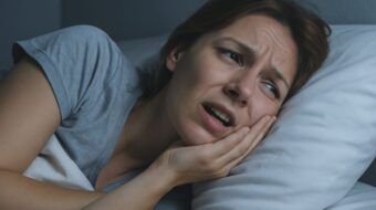 Zahnausfall im Traum verunsichert viele. Im Hintergrund stehen oft Stress, Kontrollverlust oder emotionale Überforderung – verständlich erklärt mit klarem Fokus.
