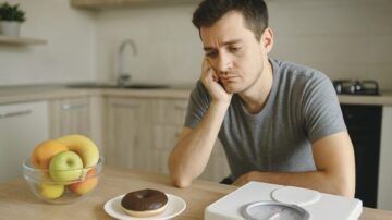 Du willst abnehmen, aber der Süßhunger kommt schneller als gedacht? Erfahre, warum viele Diäten scheitern – und welche Rolle Zucker dabei spielt.