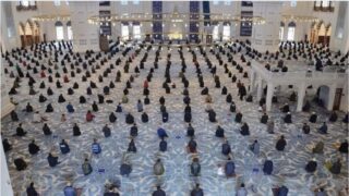 Bayram-Gebet in Manisa: Uhrzeit, Ablauf und Bedeutung des Kurbanfests 2025 für Familien in der Schweiz mit Wurzeln in der Türkei.