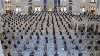 Bayram-Gebet in Manisa: Uhrzeit, Ablauf und Bedeutung des Kurbanfests 2025 für Familien in der Schweiz mit Wurzeln in der Türkei.