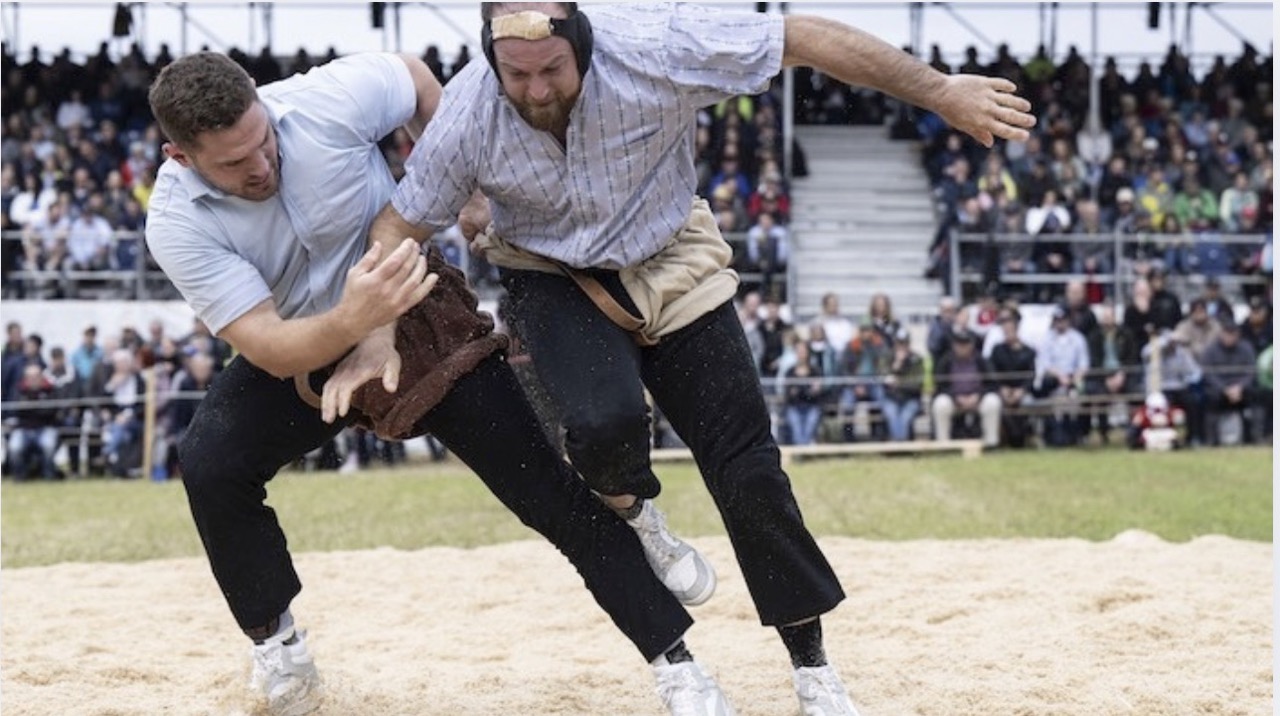 Inkwil wird zum Herz der Schweiz: Das Oberaargauische Schwingfest 2025 vereint Brauchtum, Sport und Dorfgemeinschaft in einem einzigartigen Kulturereignis.