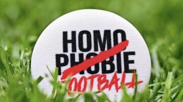 Ahmed Hassan, Fußballer bei Angers SCO in der Ligue 1, wurde nach dem Abkleben eines Anti-Homophobie-Symbols gesperrt und nimmt nun an einer Aufklärungskampagne teil.