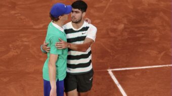 Carlos Alcaraz gewinnt Roland Garros 2025 gegen Jannik Sinner nach 5:29 Stunden. Drei vergebene Matchbälle, ein Super-Tiebreak – ein episches Tennisdrama in Paris.