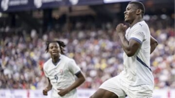 Die Schweiz dominiert die USA mit 4:0 in Nashville. Manzambi und Jashari glänzen beim Testspiel – starker Auftritt der jungen Nati-Talente.