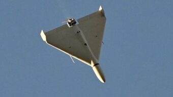 Nach israelischen Angriffen auf iranische Nuklearanlagen hat der Iran über 100 Drohnen gestartet. Israel spricht von einer entscheidenden Phase in der Landesverteidigung.