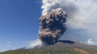 Vulkan Ätna auf Sizilien eruptierte am 2. und 19. Juni 2025. Aschewolken erreichten 6 000 Meter Höhe, Flugverkehr gestört, Warnstufe Rot in Süditalien aktiviert.
