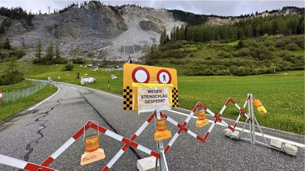 Brienz in Graubünden unter Phase Rot: Bis zu 2,2 Mio. m³ Gestein drohen als Bergsturz. Evakuierung läuft – Experten warnen vor extremer Gefahr.