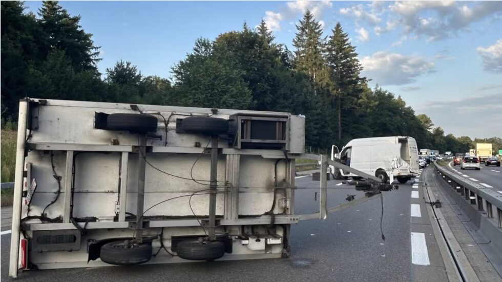 Schwerer Unfall auf der A1 bei Kernenried: Strecke bis in den Abend nur einspurig befahrbar. Polizei empfiehlt Umleitungen und mahnt zur Vorsicht.