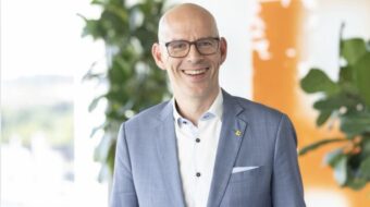 Pascal Grieder wird ab November 2025 CEO der Post. Der Ex-Salt-Chef bringt McKinsey-Erfahrung mit – SP warnt vor Risiken für Service public und Arbeitsrecht.