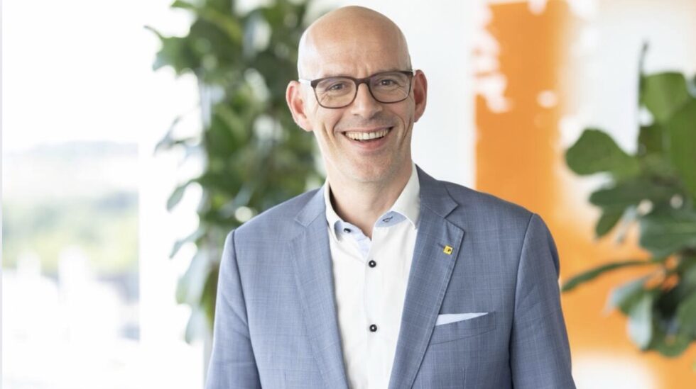 Pascal Grieder wird ab November 2025 CEO der Post. Der Ex-Salt-Chef bringt McKinsey-Erfahrung mit – SP warnt vor Risiken für Service public und Arbeitsrecht.