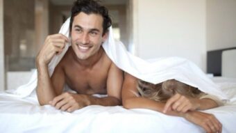 Eine neue Umfrage zeigt, woran Männer und Frauen beim Sex wirklich denken – von Ex-Partnern bis Leistungsdruck. Überraschende Fakten über Intimität und Schweigen im Bett.