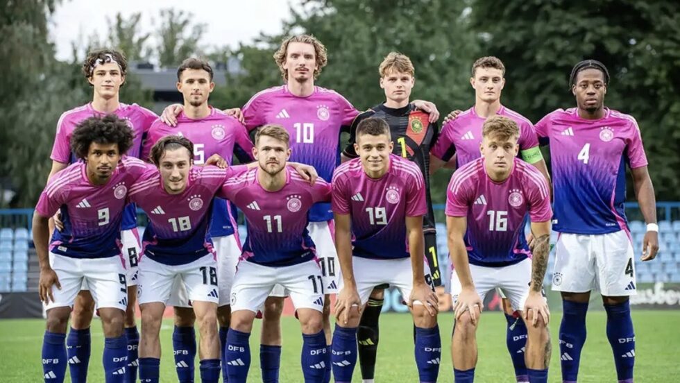 U21 Deutschland verliert das EM-Finale 2025 mit 2:3 nach Verlängerung gegen England. Nach großem Kampf, einem emotionalen Comeback und zwei Lattentreffern entscheidet ein später Treffer von Jonathan Rowe das dramatische Spiel.