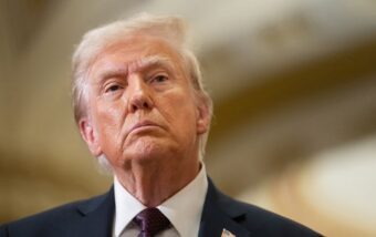 Trump erwägt Lieferung von Patriot-Raketen an die Ukraine, betont jedoch eigenen Bedarf und laufende Lieferungen an Israel.