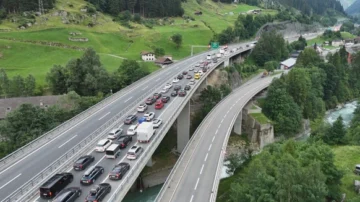 Nach einem LKW-Brand ist der Gotthard-Tunnel wieder offen. Der Fahrer wurde schwer verletzt, der Verkehr stand &uuml;ber f&uuml;nf Stunden still. Ursache unklar.