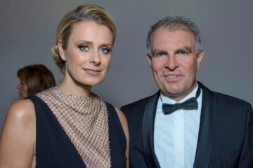 Vivian Spohr, Frau des Lufthansa-Chefs, war in Sardinien in einen t&ouml;dlichen Unfall verwickelt. Eine 24-J&auml;hrige stirbt &ndash; Ermittlungen laufen.