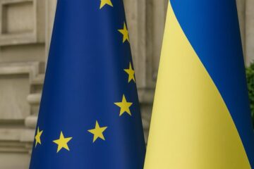Das neue NABU-Gesetz in der Ukraine schwächt Antikorruptionsbehörden. Brüssel warnt: EU-Beitritt und Finanzhilfen stehen auf dem Spiel.