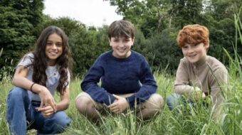 Dominic McLaughlin teilt erstes offizielles Bild als Harry Potter bei HBO. Die Fans feiern ihn bereits als perfekten Zauberer der neuen Generation.