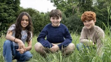 Dominic McLaughlin teilt erstes offizielles Bild als Harry Potter bei HBO. Die Fans feiern ihn bereits als perfekten Zauberer der neuen Generation.