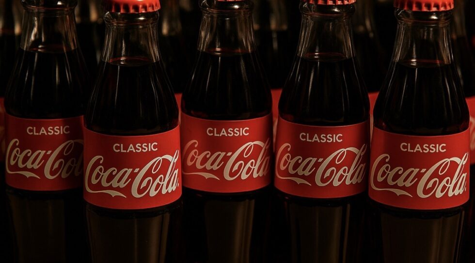 Trump kündigt Zuckerreform bei Coca-Cola in den USA an. Statt Maissirup soll künftig Rohrzucker verwendet werden. Das Unternehmen prüft die Umsetzung.