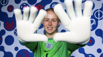 Hannah Hampton ist Englands Nummer eins bei der EM 2025. 10 Fakten über ihre Karriere, Sprache, Rückschläge und was sie zur stärksten Torhüterin Europas macht.