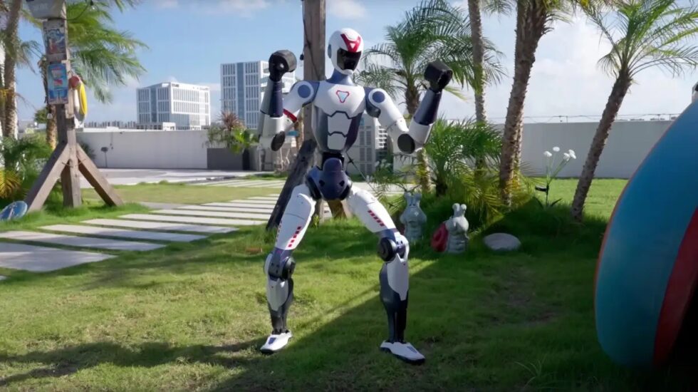 Der Unitree R1 ist ein humanoider Roboter für 5900 USD – beweglich, aber ohne Greifhände, mit begrenzter Laufzeit und ohne Tiefensensorik.