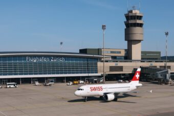 Flughafen Zürich Aktie fällt am 22. Juli 2025 auf 231,40 CHF. Analysten erwarten 7,68 CHF Dividende und Q2-Zahlen am 26.08.2025.