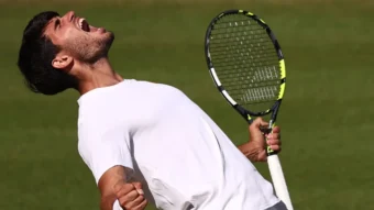 Carlos Alcaraz steht erneut im Wimbledon Finale 2025. Am Sonntag, 13. Juli, trifft er um 16:00 Uhr auf Jannik Sinner – das Duell der Giganten live vom Centre Court.