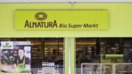 Alnatura beendet bis Ende 2025 alle 25 Filialen in der Schweiz. Der Franchise-Vertrag mit Migros läuft aus. Es gibt keinen neuen Betreiber.