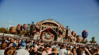 Trotz Brand am 16. Juli startet Tomorrowland 2025 wie geplant: Neue Bühne in 48 Stunden errichtet – Festival läuft ab 18. Juli mit vollem Programm.