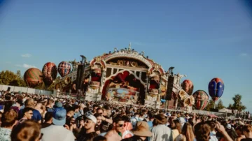 Trotz Brand am 16. Juli startet Tomorrowland 2025 wie geplant: Neue B&uuml;hne in 48 Stunden errichtet &ndash; Festival l&auml;uft ab 18. Juli mit vollem Programm.