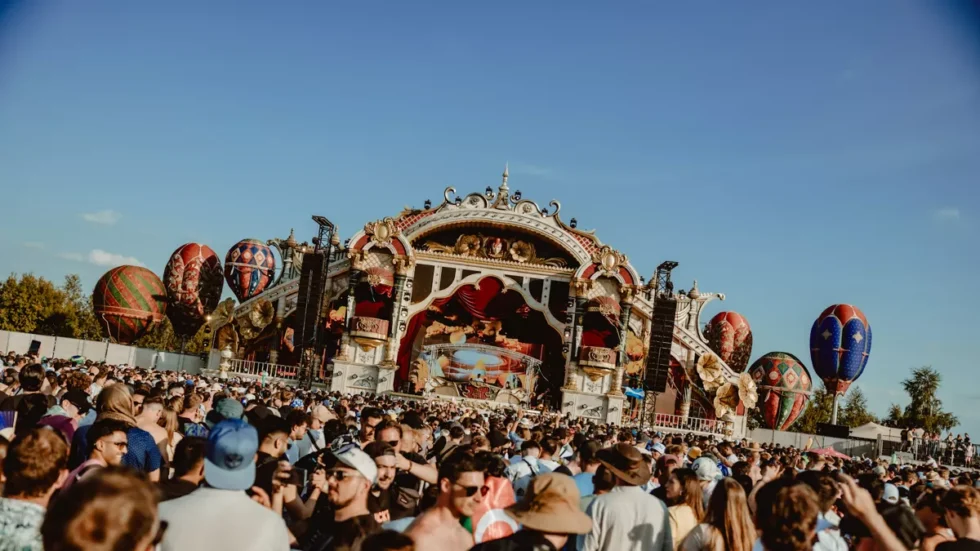 Trotz Brand am 16. Juli startet Tomorrowland 2025 wie geplant: Neue Bühne in 48 Stunden errichtet – Festival läuft ab 18. Juli mit vollem Programm.