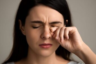 Warum juckt das rechte Auge? Bedeutung und Aberglaube