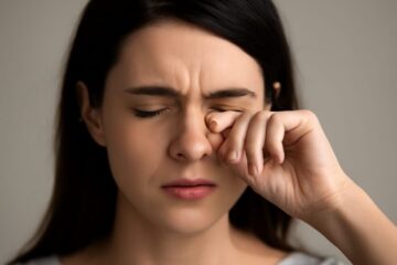 Warum juckt das rechte Auge? Bedeutung und Aberglaube