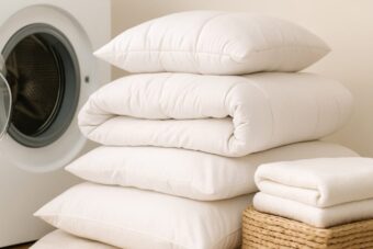 Kissen und Decken sammeln Keime, Milben und Schweiß. Wie oft muss man sie waschen? Tipps, Warnzeichen, Anleitung – für gesunden Schlaf und Hygiene.