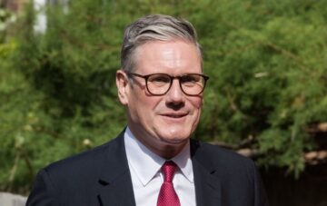 Britischer Premier Keir Starmer könnte laut Sky News bereits in wenigen Monaten zurücktreten – parteiinterne Kritik wächst, vor allem bei drohenden Wahlniederlagen 2025.