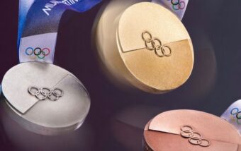 IOC enthüllt die Medaillen für die Winterspiele 2026 in Mailand und Cortina: modernes Design, nachhaltige Herstellung, symbolische Bedeutung – fünf Fakten zur Auszeichnung der Athlet:innen.