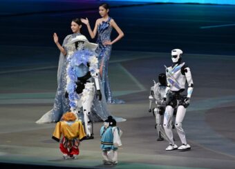 Die ersten Weltspiele humanoider Roboter 2025 in Peking: Terrakotta-Show, Sportwettkämpfe, Motion-Capture-Technologie und Zukunftsvisionen für den Alltag.