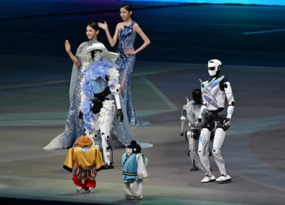 Die ersten Weltspiele humanoider Roboter 2025 in Peking: Terrakotta-Show, Sportwettkämpfe, Motion-Capture-Technologie und Zukunftsvisionen für den Alltag.
