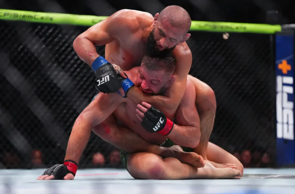 Chimaev wird Mittelgewichts-Champion bei UFC 319. Mit 529 Treffern stellt er einen Rekord auf. Jetzt ruft er Adesanya, Whittaker und Strickland heraus.