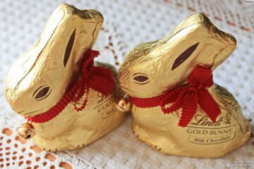 Lindt erwägt, Schoko-Osterhasen künftig in den USA zu produzieren, um Zölle zu umgehen. Geplante Investition: bis zu 10 Mio. US-Dollar.
