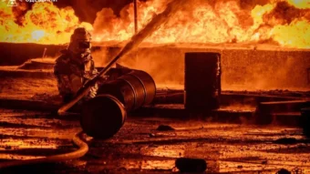 Russische Drohnen zerstören SOCAR-Öldepots bei Odessa. Ukraine spricht von gezielten Angriffen auf Aserbaidschans Energieinteressen.