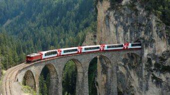Wie plant man eine Panoramazugreise in der Schweiz und warum ist die Strecke ab Zürich besonders beliebt