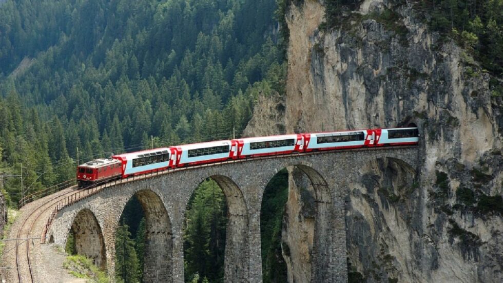 Wie plant man eine Panoramazugreise in der Schweiz und warum ist die Strecke ab Zürich besonders beliebt