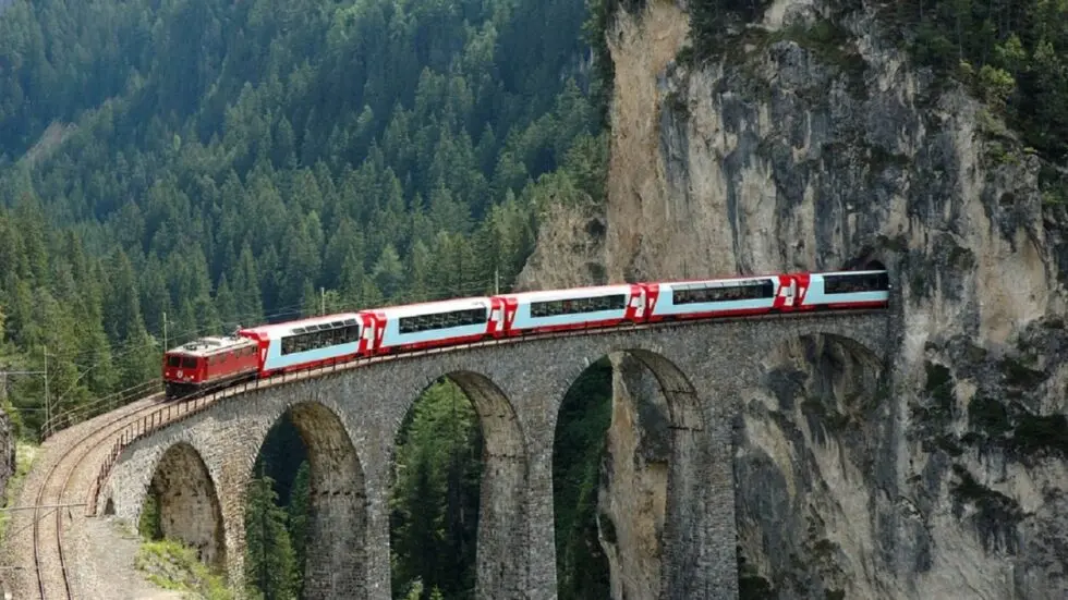 Wie plant man eine Panoramazugreise in der Schweiz und warum ist die Strecke ab Zürich besonders beliebt