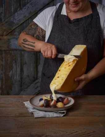 Was ist Raclette, wie unterscheidet es sich vom Fondue und warum lieben es Schweizer im Winter besonders