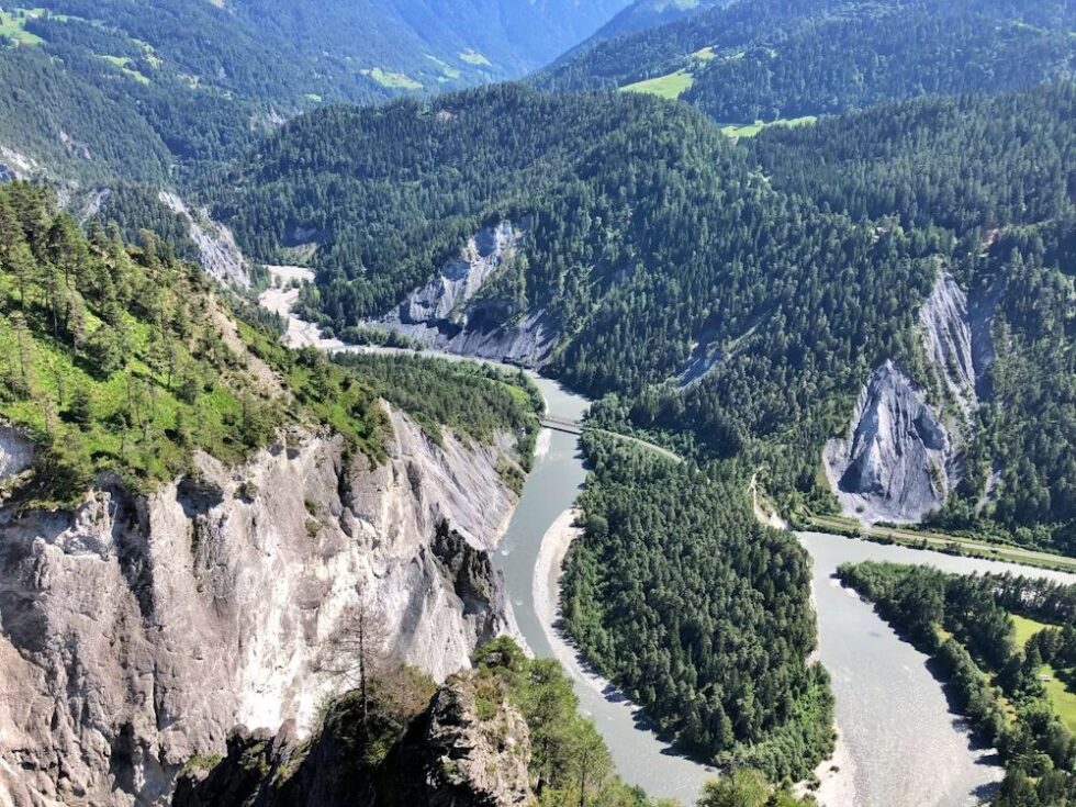 Was macht Wanderwege im Kanton Graubünden so einzigartig und welche Gletscher sind im Herbst zugänglich