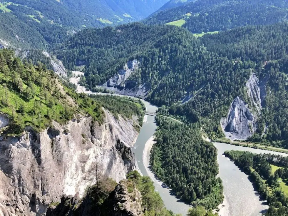 Was macht Wanderwege im Kanton Graubünden so einzigartig und welche Gletscher sind im Herbst zugänglich