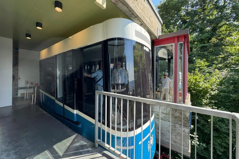 Neue Kabinen der Seilbahn Rigiblick in Zürich: Flexity-Tram-Design mit Dachfenster